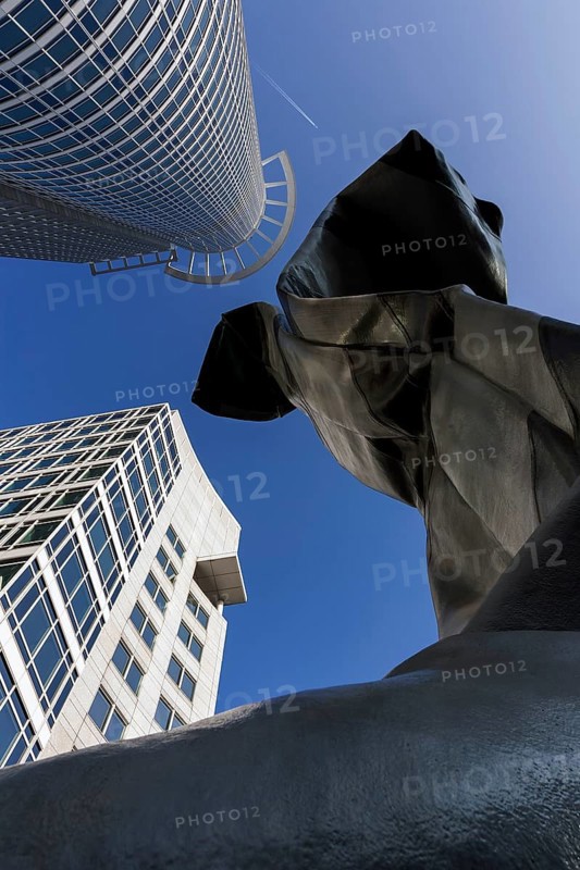 Sculpture inverted Collar And Tie in the shape of a tie by the artist couple Coosje van Bruggen and Claes Oldenburg, in front of DZ Bank, Westend Tower, banking district, Westend, Frankfurt am Main, Hesse, Germany, Europe