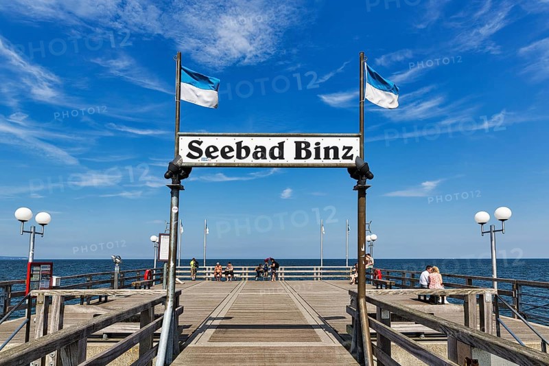 Pier with tourists and sign, inscription Seebad Binz, sunny weather, Rügen, Mecklenburg-Western Pomerania, Baltic Sea, Germany, Europe