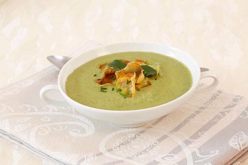 Swabian cuisine, cress soup with crisps, cress, plate with green cream soup, soup cup, soup bowl, garnished with herbs, hearty soup, vegetarian, healthy, salty, cooking, typical Swabian reinterpreted, traditional cuisine, food photography, studio, tablecloth, Germany, Europe