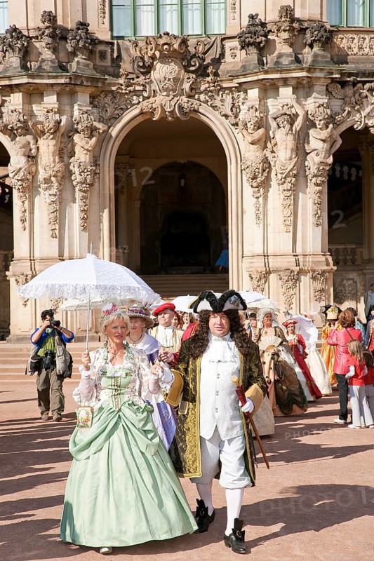 Baroque performers in the Zwinger, the tradition of past festivities and court ceremonies at the Saxon court, is cultivated today in associations