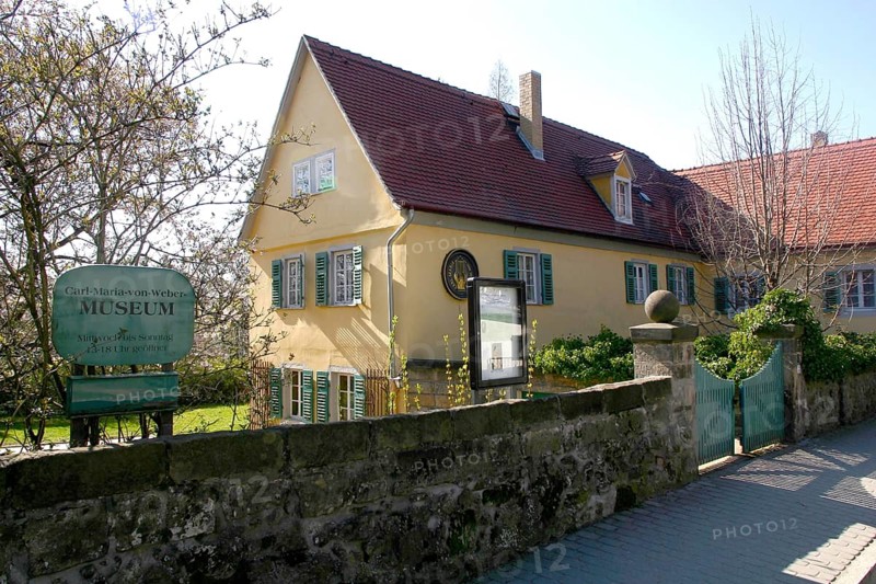 Carl Maria von Weber Museum, Hosterwitz, Dresdner Str. 44. Carl Maria von Weber (1786-1826) lived in the former winegrower's house after 1818 (Carl Maria von Weber (1786-1826) : musician, composer) Carl Maria von Weber lived with his woman Caroline. Major parts of the Freischütz were composed here. In summer, chamber concerts are held in the Biedermeier-style garden