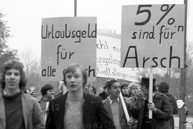 Workers and employees of Hoesch AG Westfalenhuette demonstrated in the collective bargaining dispute on 6 November 1975 in Dortmund against the 5% wage increase offered by the employers and demanded 8%, Germany, Europe