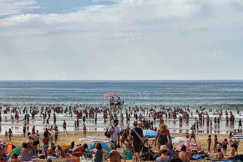 Crowd, walkers, tourists on the beach, Grand Plage, Biarritz, Basque Coast, Aquitaine, Pyrénées-Atlantiques department, Nouvelle-Aquitaine, France, Europe