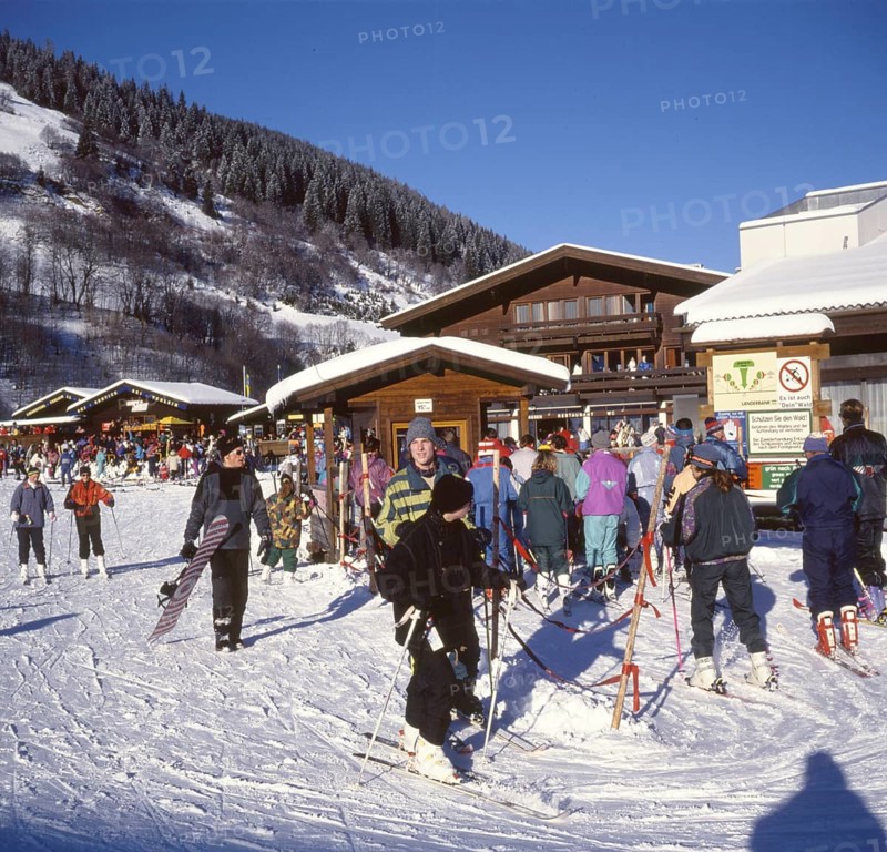 AUT, Austria, Gasteiner Tal: Winter in the Gasteiner Tal, here on 26.12.1994, offers a wealth of beautiful impressions and sporting activities, such as downhill skiing and cross-country skiing without major difficulties, Europe