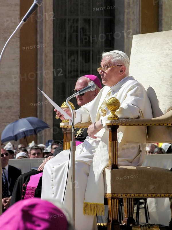 Pope Benedict XVI Joseph Ratzinger addresses the 1st audience on 27. 04. 2005, St. Peter's Cathedral, St. Peter's Basilica, Piazza San Pietro, St. Peter's Square, Vatican, Rome, Lazio, Italy, Europe