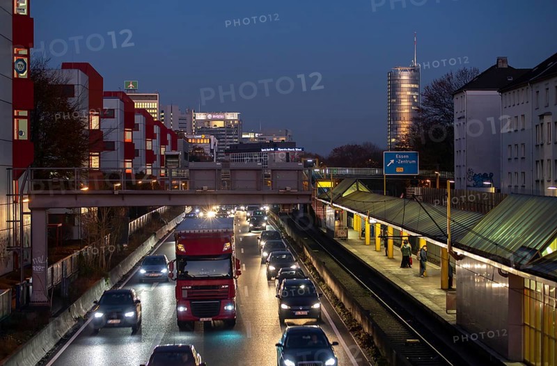 Motorway A40, Ruhrschnellweg, in Essen, route through the city centre, is affected by a possible diesel driving ban, Skyline, Essen, North Rhine-Westphalia, Germany, Europe