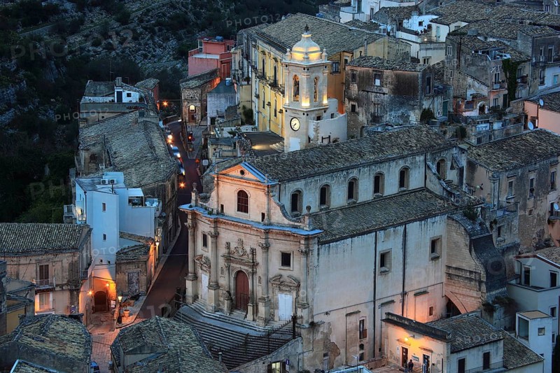 City of Ragusa, view of the houses and the church Anime del Purgatorio, Chiesa della Anime Sante del Purgatorio in the late baroque district of Ragusa Ibla, Unesco World Heritage Site, Sicily, Italy, Europe