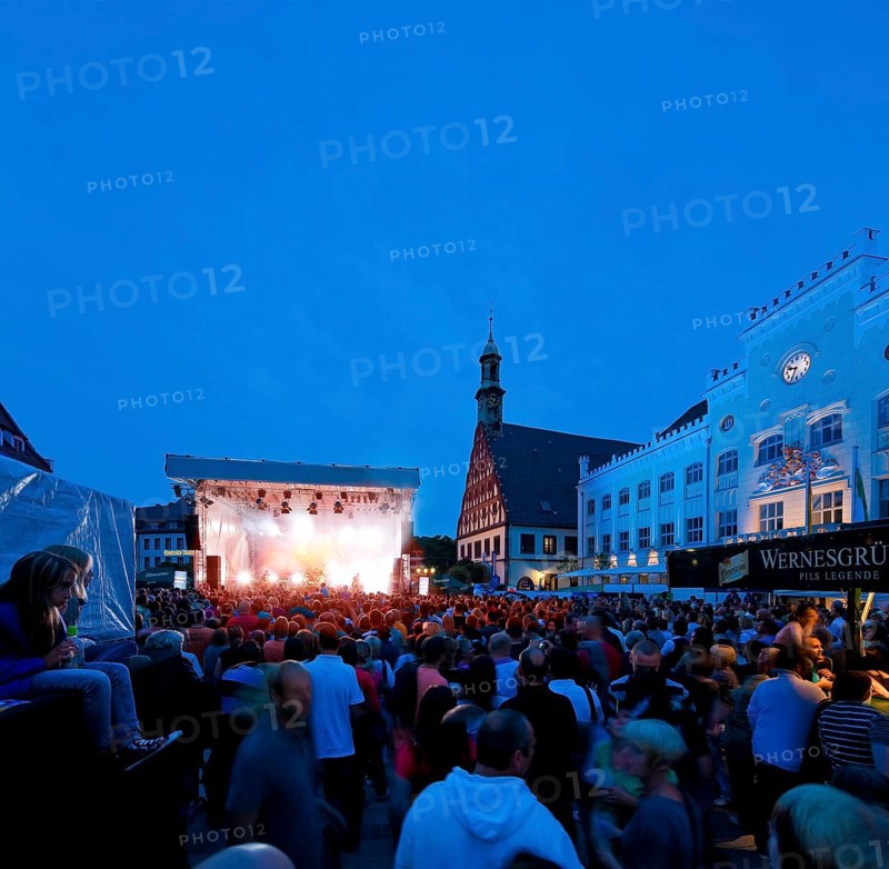 Concert in Zwickau's old town centre. Today, Zwickau is a large district town in the south-west of the Free State of Saxony. The city is known as the Automobile & Robert Schumann City and is the fourth largest city after Leipzig, Dresden and Chemnitz as well as one of the regional centres in the Free State of Saxony