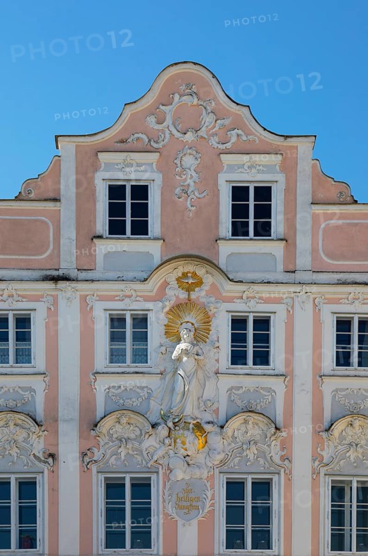 Market square with rococo stucco facades on the town houses, Obernberg am Inn, Innviertel, Upper Austria, Austria, Europe