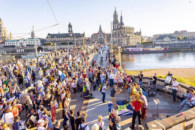 Dresden eats colourfully on Augustusbrücke and Schlossplatz. The motto of this year's banquet is Dresden divides and aims to focus on living together, humanity, humanity and good neighbourliness