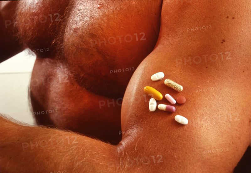 DEU, Germany: The historical slides from the times 80-90s events and persons from politics, culture, working life, medicine a.o. Iserlohn. Symbol photo dooping. Body pictures. MR=yes!
