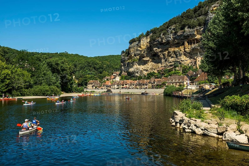 Medieval village with rocks by the river, La Roque-Gageac, Dordogne, Périgord, Département Dordogne, Region Nouvelle-Aquitaine, France, Europe