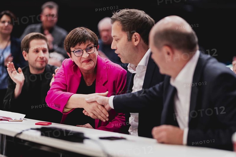 (R-L) Olaf Scholz (SPD), Bundeskanzler, Lars Klingbeil, SPD-Parteivorsitzender, Saskia Esken, Bundesvorsitzender der SPD, und Kevin Kuehnert, SPD-Generalsekretaer, aufgenommen unmittelbar nach der Wiederwahl der Parteivorsitzenden im Rahmen des Bundespar