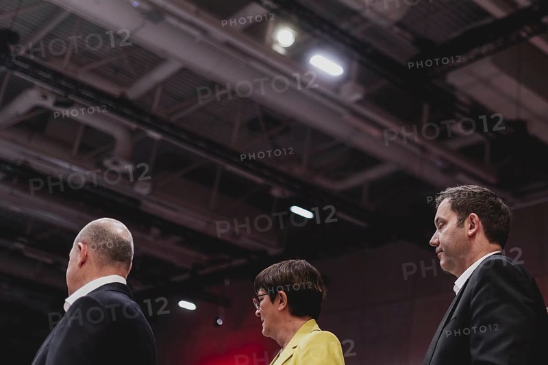 (L-R) Olaf Scholz (SPD), Bundeskanzler, Saskia Esken, Bundesvorsitzender der SPD, und Lars Klingbeil, SPD-Parteivorsitzender, aufgenommen im Rahmen des Bundesparteitags der Sozialdemokratischen Partei Deutschland (SPD) in Berlin, 09.12.2023. Von Freitag