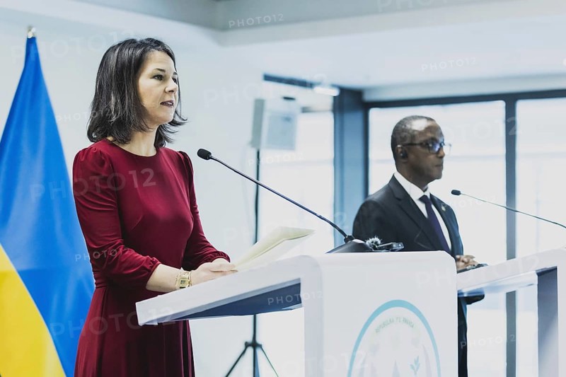 (L-R) Annalena Baerbock (Buendnis 90 Die Gruenen), Bundesaussenministerin, und Vincent Biruta, Aussenminister von Ruanda, aufgenommen im Rahmen einer Pressekonferenz nach einem gemeinsamen Gespraech in Kigali, 18.12.2023. Baerbock reist nach Ruanda fuer