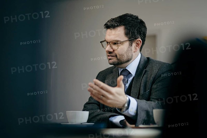 Marco Buschmann (FDP), Bundesminister der Justiz, aufgenommen im Rahmen eines Interview fue NBR in Berlin, 12.12.2023