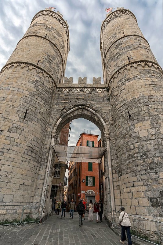 Porta Soprana city gate, 14th century, flats and dungeons in the 18th century and converted into living quarters in 1930, Via di Porta Soprana, Genoa, Italy, Europe