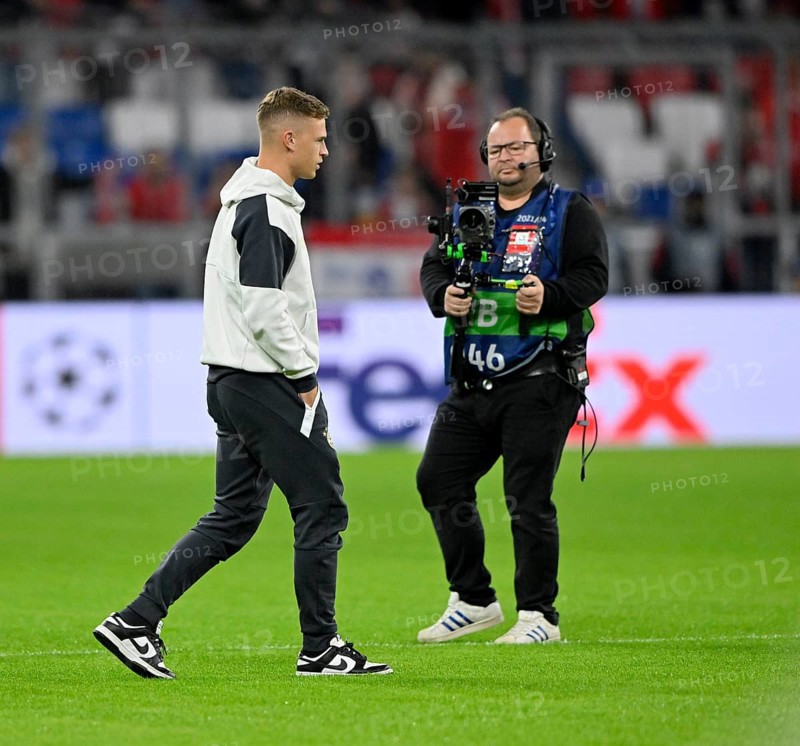 TV camera watches Joshua Kimmich FC Bayern Munich FCB (06) taking the pitch in front of the match, Champions League, Allianz Arena, Munich, Bavaria, Germany, Europe