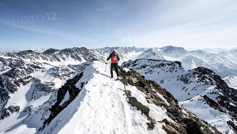 Ski tourers at the summit of the Sulzkogel, view of the peaks of the Stubai Alps, mountain panorama, Kühtai, Stubai Alps, Tyrol, Austria, Europe