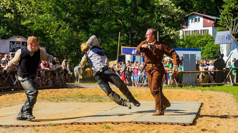The Karl May Festival has been held every year since 1991 on a weekend in May in the Lössnitzgrund Radebeul in memory of the writer Karl May. Around 30, 000 guests come to the festival every year. The Landesbühnen Sachsen present excerpts from their current play Winnetou and Old Shatterhand