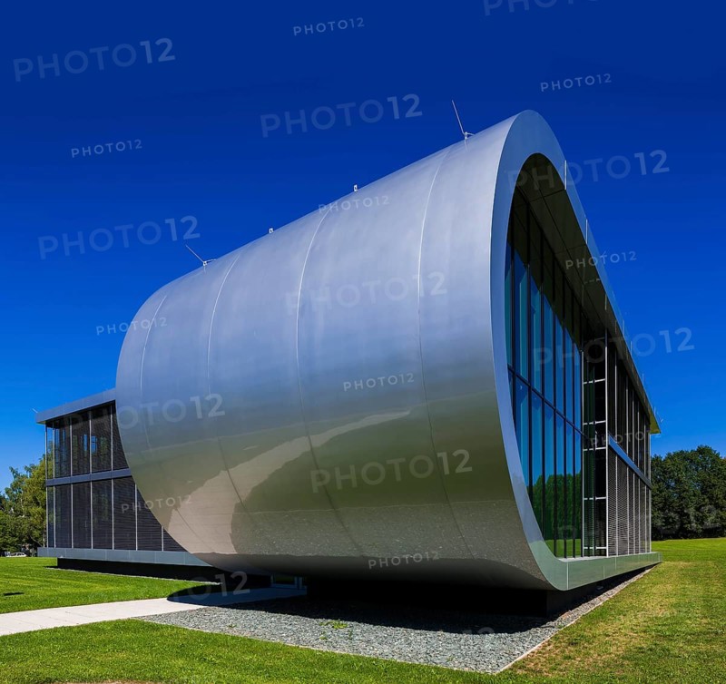 TU Chemnitz Project House MeTeOr The METEOR project house combines scientists with modern technology and flexible organisation. Project-related room arrangements can be changed, activity-related lighting situations can be adjusted and group-related meetings can be held. Elements such as the heating and ventilation concept, the building control system and communication technology are also based on innovative concepts