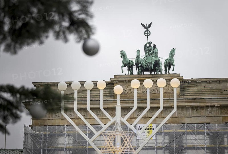 Chanukka Leuchter am Brandenburger Tor