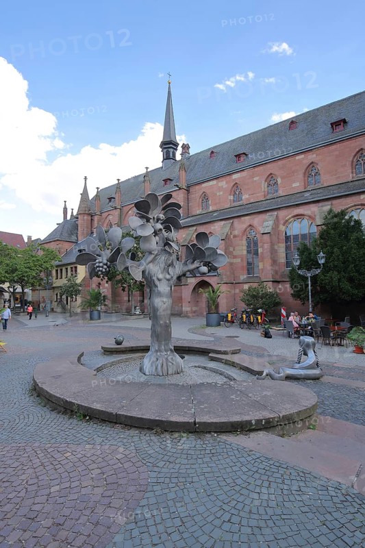 Fountain of Paradise by Gernot Rumpf 1973 at the Kartoffelmarkt with baroque collegiate church St. Ägidius in Neustadt an der Weinstraße, Rhineland-Palatinate, Germany, Europe