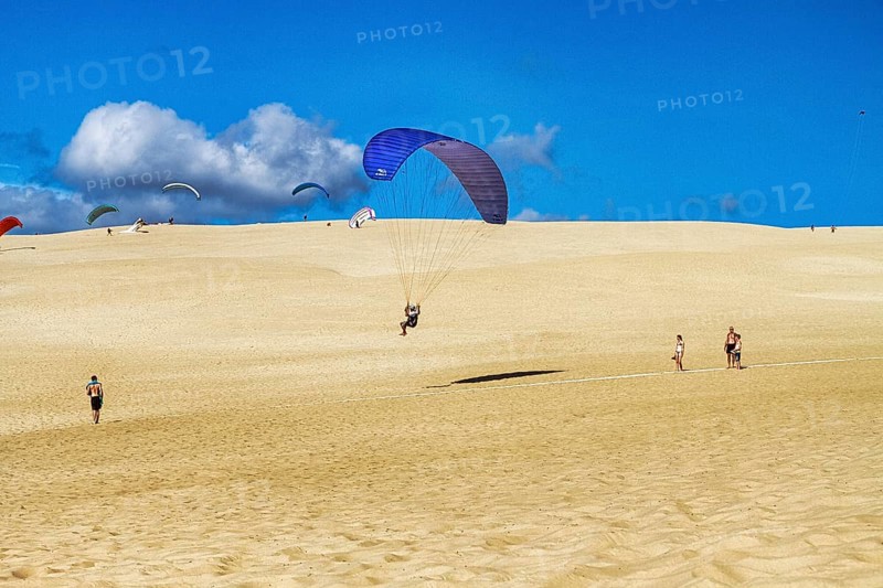 Paragliders on approach, walkers, tourists on dune, Dune du Pilat, Arcachon, Gironde, Aquitaine, France, Europe
