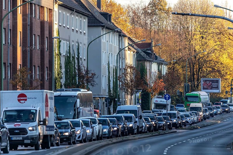 Gladbecker Straße in Essen, B224, inner-city street in Essen heavily polluted by air pollution, part of a possible diesel driving ban zone in Essen, Essen, North Rhine-Westphalia, Germany, Europe