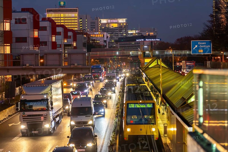 Motorway A40, Ruhrschnellweg, in Essen, route through the city centre, is affected by a possible diesel driving ban, Skyline, Essen, North Rhine-Westphalia, Germany, Europe