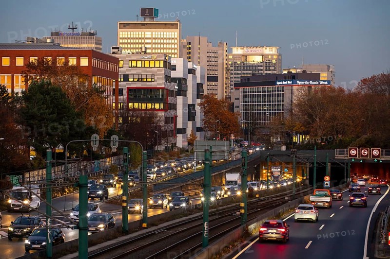 Motorway A40, Ruhrschnellweg, in Essen, route through the city centre, is affected by a possible diesel driving ban, Skyline, Essen, North Rhine-Westphalia, Germany, Europe