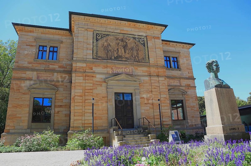 The Villa Wahnfried, Haus Wahnfried, former home of Richard Wagner, in front of it the bustle of Ludwig II, Bayreuth, Upper Franconia, Bavaria, Germany, Europe