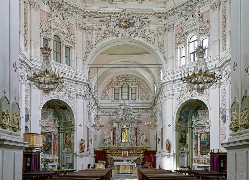 Central room with dome, stuccoes by Domenico Beltramelli, Madonna del Popolo, Baroque, Cherasco, Province of Cuneo, Langhe, Piedmont, Italy, Europe