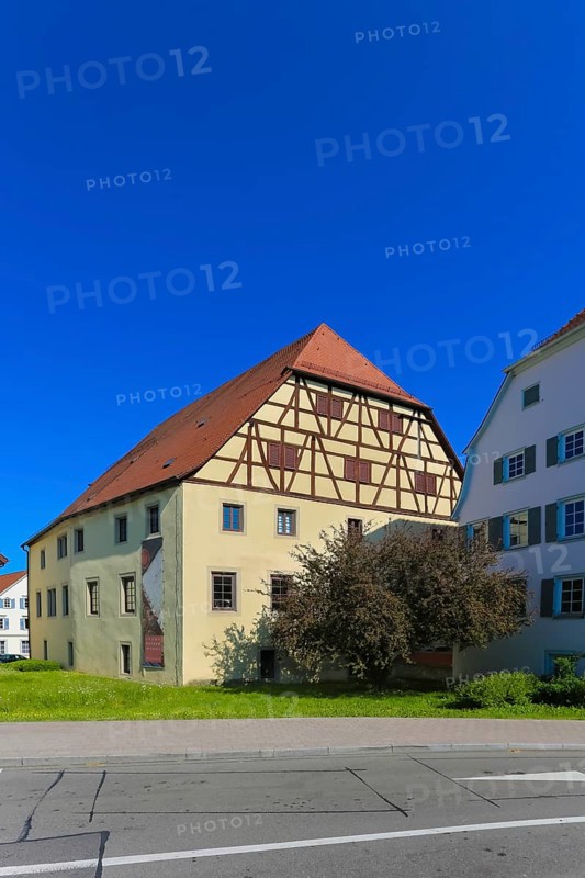 Building ensemble Münsingen Castle, on the left Old Castle, fruit box, town castle built around 1485 by the Counts of Württemberg, today Münsingen Town Museum, on the right today's vehicle registration office, roof tiles, windows, half-timbering, shutters, historical buildings, architecture, Münsingen, Swabian Alb, Baden-Württemberg, Germany, Europe