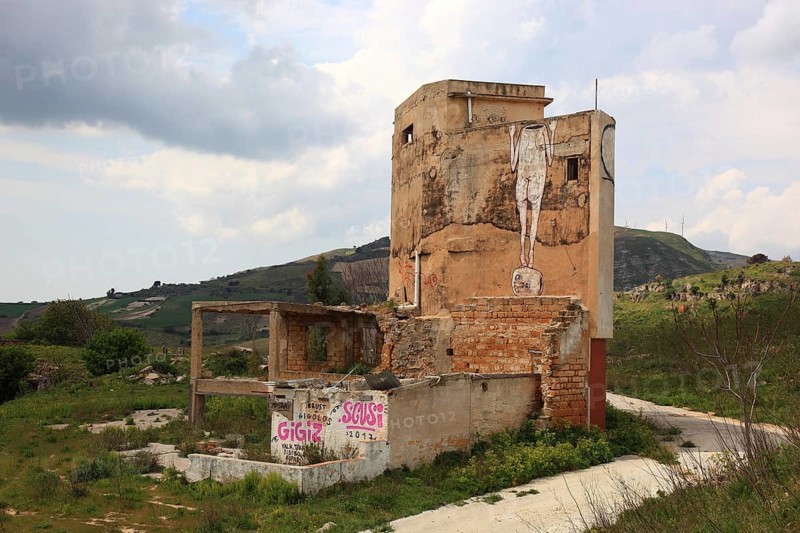 Gibellina Vecchia, house, ruin from the 1968 earthquake, painted with graffiti, Sicily, Italy, Europe