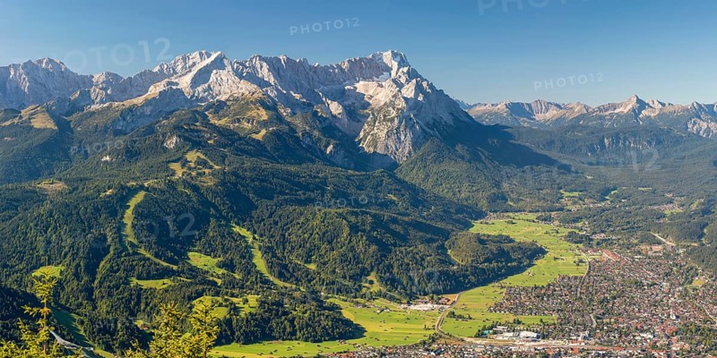 Panorama from Wank, 1780m, onto the Wetterstein Mountains with Alpspitze 2628m, Jubiläumsgrat and Zugspitze 2962m, Werdenfelser Land, Upper Bavaria, Bavaria, Germany, Europe