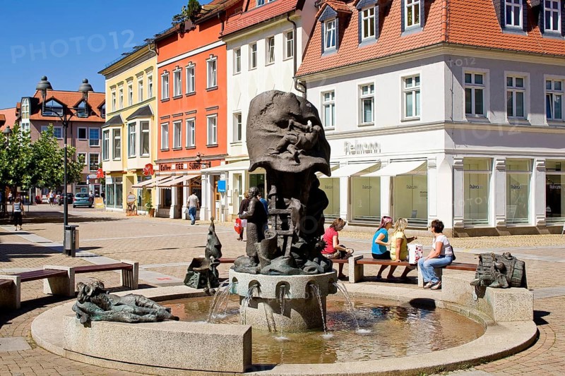 Stiefelbrunnen. Döbeln is located in the Central Saxon hill country in a wide basin of the Freiberger Mulde, roughly in the centre of the triangle between the Saxon metropolises of Chemnitz, Dresden and Leipzig. The surrounding area is characterised by the Mulde valley and the surrounding hilly landscape