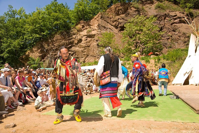 The Karl May Festival has been held every year since 1991 on a weekend in May in Lössnitzgrund Radebeul in memory of the writer Karl May. Around 30, 000 guests attend the festival every year