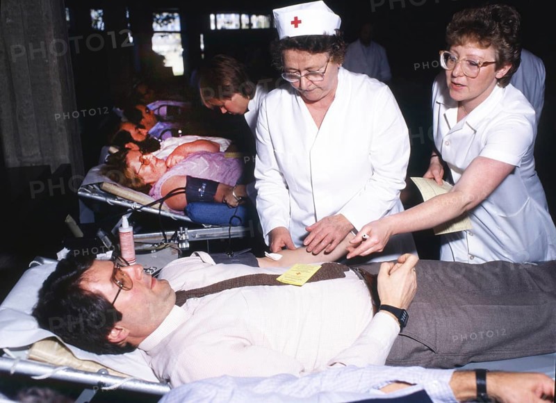 DEU, Germany: The historical slides from the times 80-90s events and persons from politics, culture, working life, medicine etc. Hagen. Blood donation at the Red Cross. 80s MR=yes!