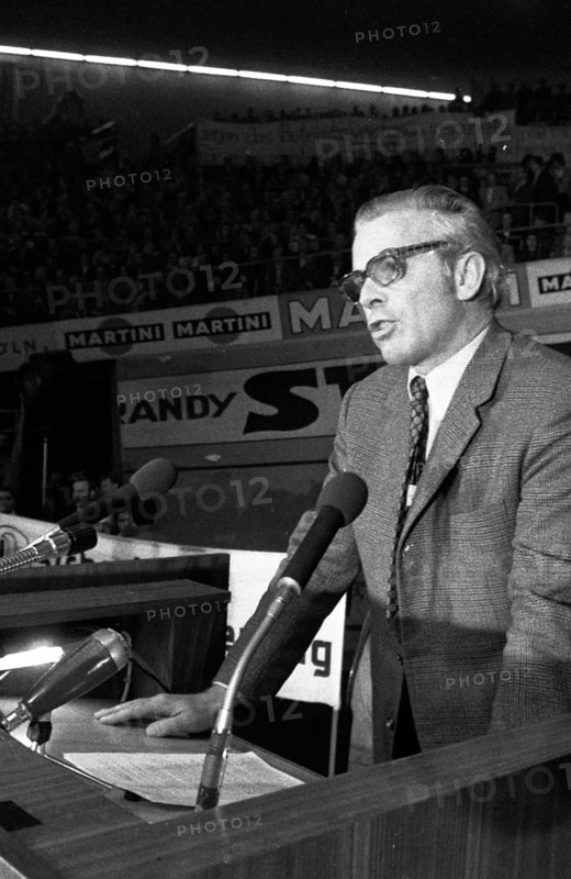 Rally of the Chemical, Paper and Ceramics Workers' Union in the collective bargaining dispute on 16.6.1971 in the sports hall in Cologne, Germany, Europe