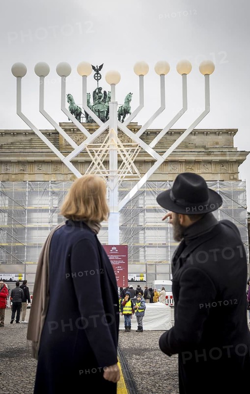 Lisa Paus (Buendnis 90 Die Gruenen), Bundesministerin fuer Familie, Senioren, Frauen und Jugend, beim entzuenden der 5. Kerze des Chanukka Leuchter am Brandenburger Tor. Hier mit dem Rabbiner Yehuda Teichtal