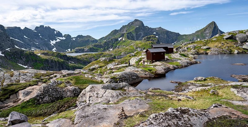 Mountain hut Munkebu hut by a small lake, mountain landscape with rocky peaks and lakes, behindMountain Hermannsdalstinden, Moskenesøya, Lofoten, Nordland, Norway, Europe