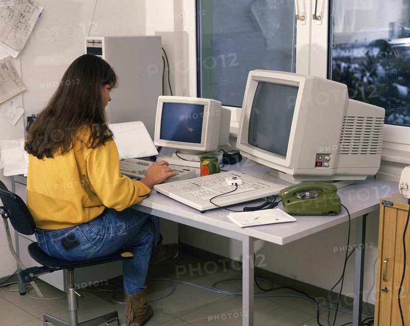 DEU, Germany: The historical slides from the times 80-90s events and persons from politics, culture, working life, medicine a.o. Iserlohn. Workplace of an employee 80s MR=yes!