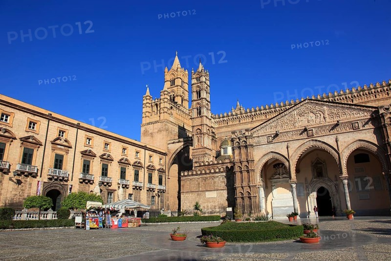 City of Palermo, the Cathedral Maria Santissima Assunta, from left the building of the Museo Diocesano, the west tower and the late Gothic portico, main portal, UNESCO World Heritage Site, Sicily, Italy, Europe