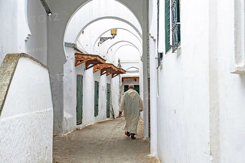 Moroccan Muslim man wearing traditional Islamic djellaba, jillaba walking in medina of the city Tétouan, Tettawen, Morocco, Africa