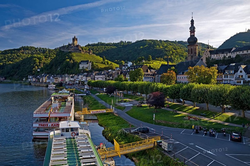 Town view of Cochem on the Moselle with Reichsburg Castle, Rhineland-Palatinate, Germany, Europe