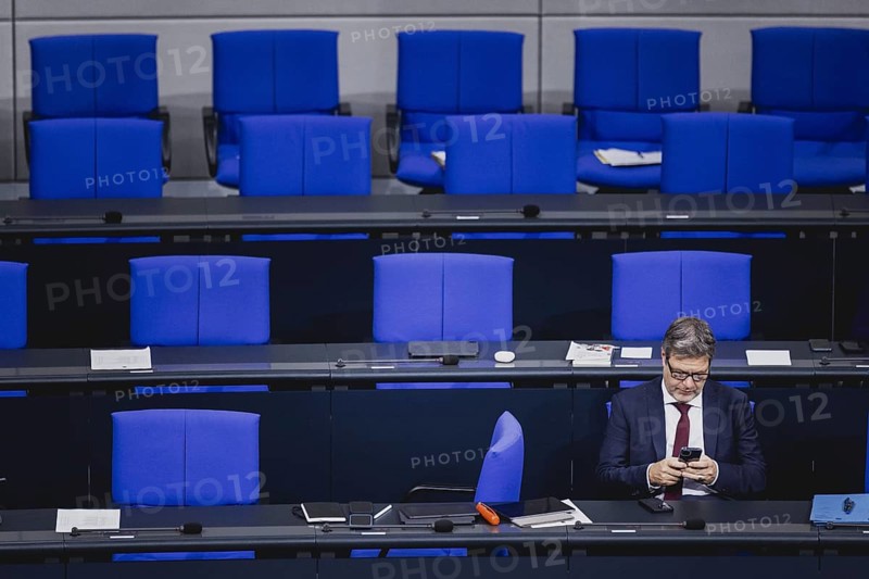 Robert Habeck (Buendnis 90 Die Gruenen), Bundesminister fuer Wirtschaft und Klimaschutz und Vizekanzler, aufgenommen im Rahmen einer Sitzung des Deutschen Bundestages zur aktuellen Stunde 'Ergebnisse der Klimakonferenz' in Berlin, 14.12.2023