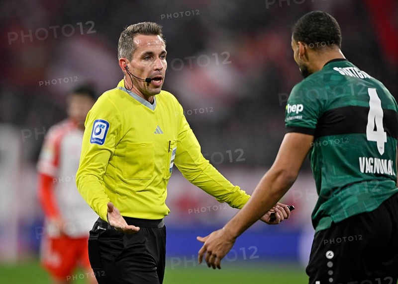 Referee Tobias Stieler in discussion with Josha Vagnoman VfB Stuttgart (04) Allianz Arena, Munich, Bavaria, Germany, Europe