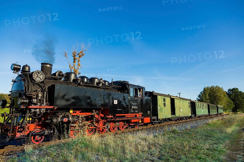 For the annual line birthday of the Lößnitzgrundbahn, many special trains from different eras of railway history run in September. The Traditionsbahn Radebeul runs with its train of the Royal Saxon State Railways, the SDG offers seats in the historic train of the German Reichsbahn and of course in the regularly running steam train.Locomotive 99 1761-8 Built in 1933