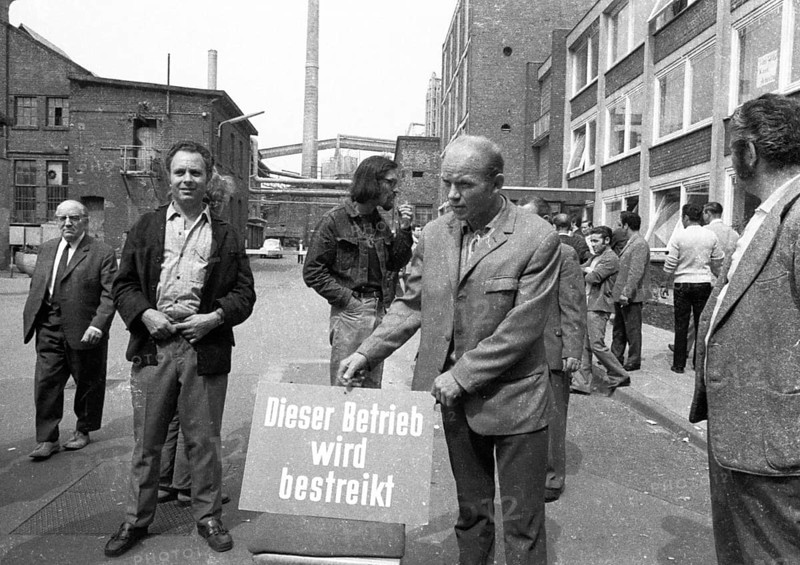 Strike by the Chemical, Paper and Ceramics Workers' Union begins in Cologne on 8.6.1971 with large rally, striking factories and strike demonstration, Germany, Europe